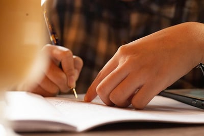 Comment rédiger une lettre de motivation esthéticienne débutante en 2025 : conseils et exemple